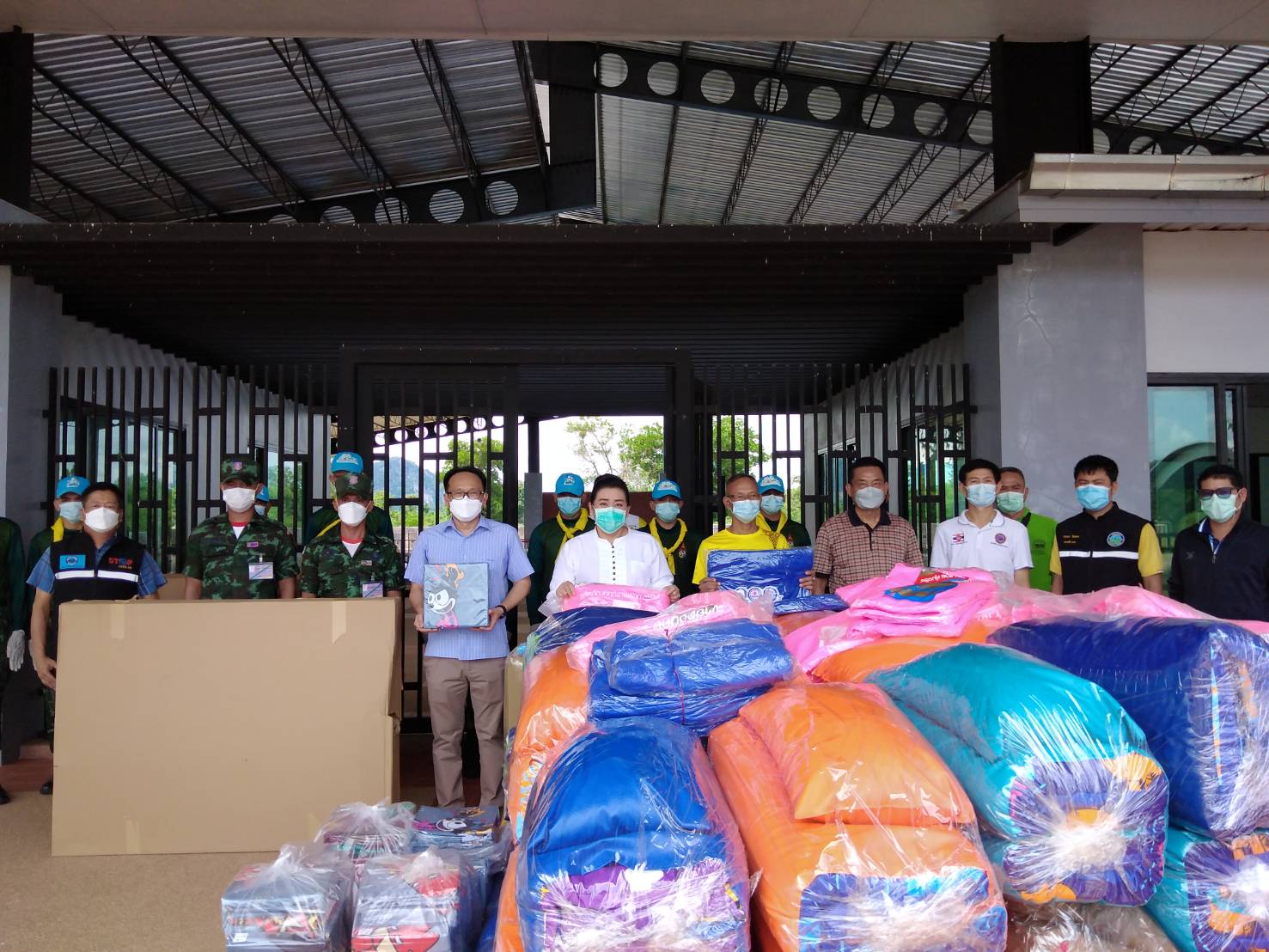 มอบเตียงกระดาษ ชุดเครื่องนอน ณ ศูนย์สังเกตอาการเริ่มป่วย(Local Quarantine)