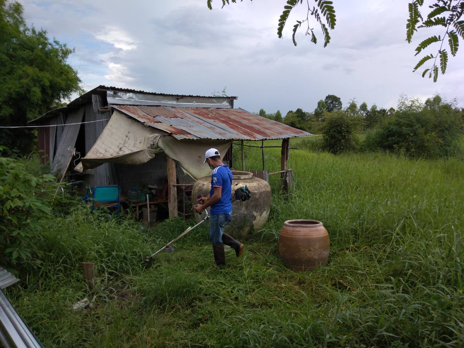 ลงพื้นที่ทำความสะอาด ปรับสภาพภูมิทัศน์บริเวณบ้านให้ผู้สูงอายุ  ที่ช่วยเหลือตัวเองไม่ได้ 