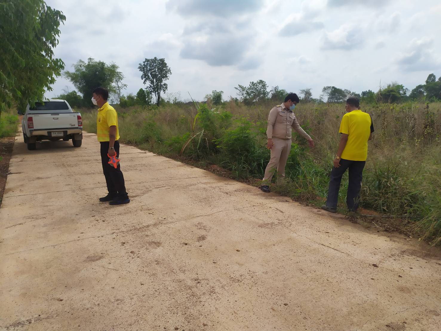 สำรวจงานวางท่อระบายน้ำข้ามถนนคอนกรีต